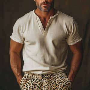 Camiseta cómoda de verano color caqui claro con cuello en V y bordes sin rematar para hombre