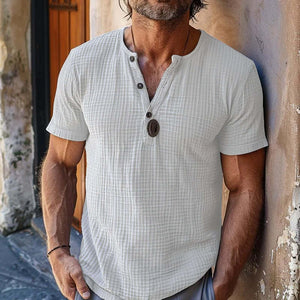 Camiseta informal de manga corta con cuello henley y diseño entallado para hombre