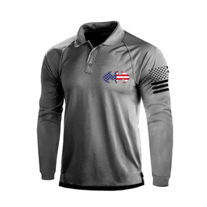 POLO DE MANGA LARGA RAGLÁN CON BOTÓN 1/4 Y ESTAMPADO DE MURCIÉLAGO REDONDO CON BANDERA DE EE. UU.