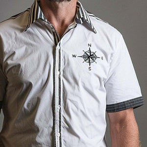 Camisa de manga corta sencilla con estampado de brújula para hombre