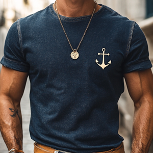 Camiseta de manga corta ajustada con cuello redondo y estampado de ancla de mezclilla lavada retro para hombre
