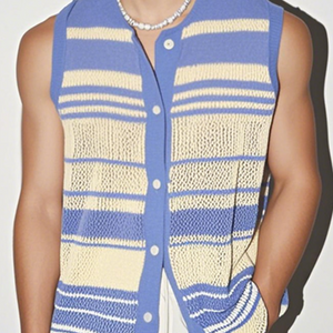 Camisa informal de punto sin mangas con cuello redondo, rayas de colores contrastantes y botonadura sencilla para hombre