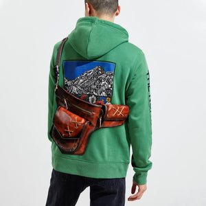Riñonera clásica de cuero estilo retro para hombre, ideal para actividades al aire libre.