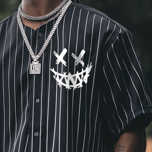 Camiseta de manga corta con botones estilo béisbol, estilo hip hop, con cara sonriente y rayas estilo retro informal para hombre