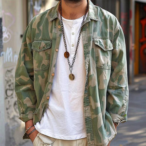 Chaqueta tipo cargo con solapa y bolsillo en el pecho de camuflaje para hombre