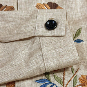 Chaqueta informal de lino con bordado, cuello alto y botonadura sencilla, corte entallado para hombre