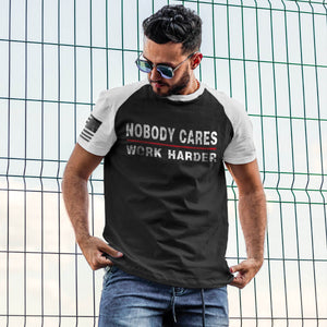 NOBODY CARES WORK HARDER 100 % BAUMWOLLE RAGLAN-GRAFIK-T-SHIRT