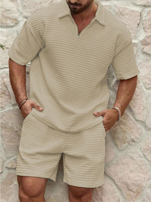 CÓMODO CONJUNTO DEPORTIVO DE POLO DE COLOR LISO CON ESTAMPADO DE GOFRE