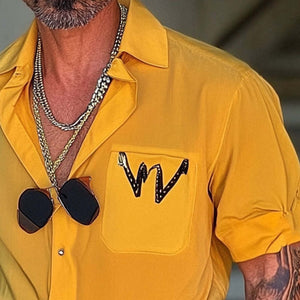 Herrenhemd mit lockerem Revers und Buchstabendruck, kurzärmelig