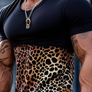 Camiseta ajustada de manga corta con cuello redondo y parches de colores en contraste con estampado de leopardo para hombre