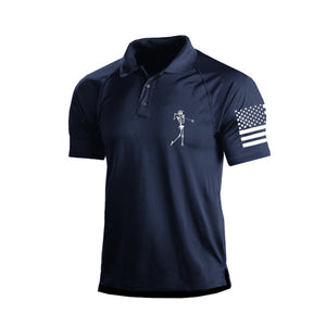 POLO RAGLÁN CON ESTAMPADO DE ESQUELETO PEQUEÑO Y GRÁFICO DE LA BANDERA DE EE. UU.