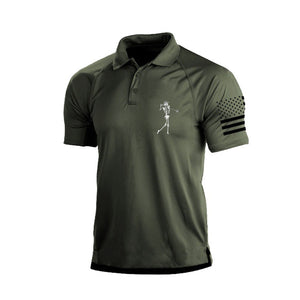 POLO RAGLÁN CON ESTAMPADO DE ESQUELETO PEQUEÑO Y GRÁFICO DE LA BANDERA DE EE. UU.