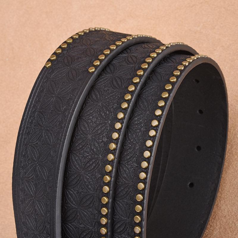 Cinturón vintage con remaches en relieve para hombre