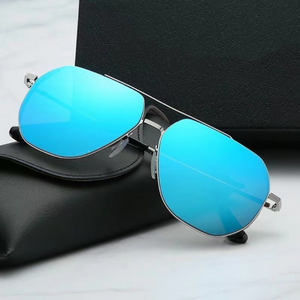 Männer fahren trendige Modebrille