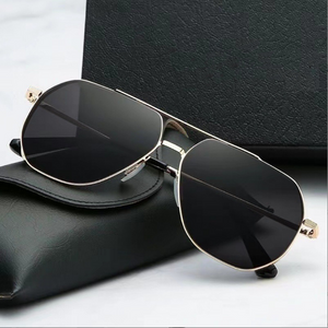 Männer fahren trendige Modebrille