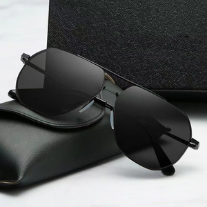 Männer fahren trendige Modebrille