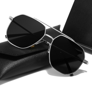 Männer fahren trendige Modebrille