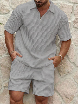 CÓMODO CONJUNTO DEPORTIVO DE POLO DE COLOR LISO CON ESTAMPADO DE GOFRE