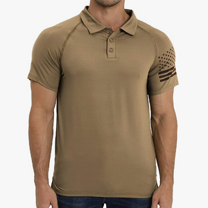 POLO RAGLÁN CON GRÁFICO DE LA BANDERA DE EE. UU.