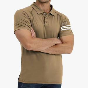 POLO RAGLÁN CON GRÁFICO DE LA BANDERA DE EE. UU.