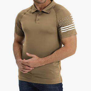 POLO RAGLÁN CON GRÁFICO DE LA BANDERA DE EE. UU.