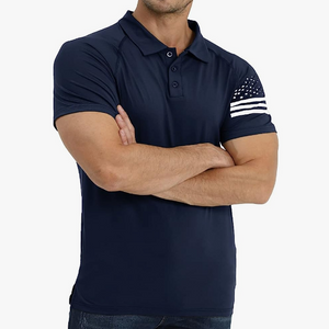 POLO RAGLÁN CON GRÁFICO DE LA BANDERA DE EE. UU.