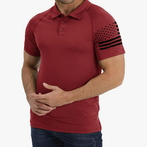 POLO RAGLÁN CON GRÁFICO DE LA BANDERA DE EE. UU.