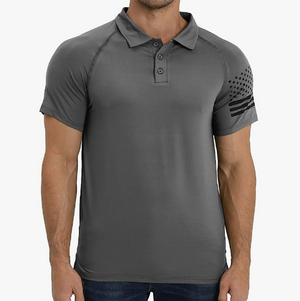 POLO RAGLÁN CON GRÁFICO DE LA BANDERA DE EE. UU.