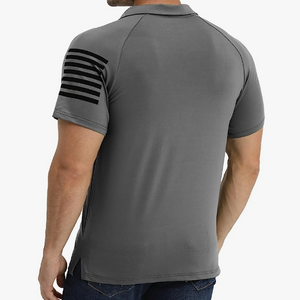 POLO RAGLÁN CON GRÁFICO DE LA BANDERA DE EE. UU.