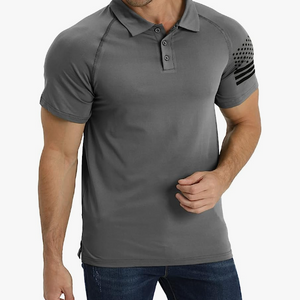 POLO RAGLÁN CON GRÁFICO DE LA BANDERA DE EE. UU.