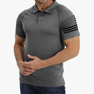 POLO RAGLÁN CON GRÁFICO DE LA BANDERA DE EE. UU.