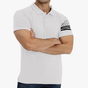 POLO RAGLÁN CON GRÁFICO DE LA BANDERA DE EE. UU.