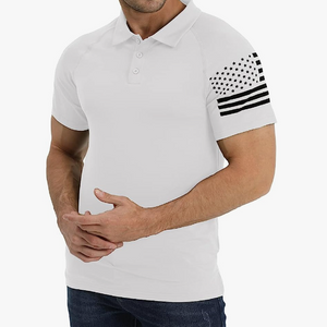 POLO RAGLÁN CON GRÁFICO DE LA BANDERA DE EE. UU.