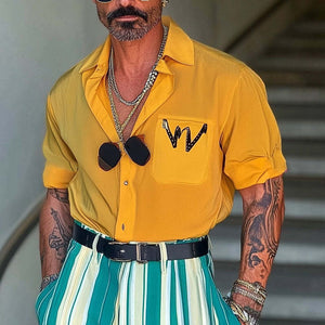 Herrenhemd mit lockerem Revers und Buchstabendruck, kurzärmelig