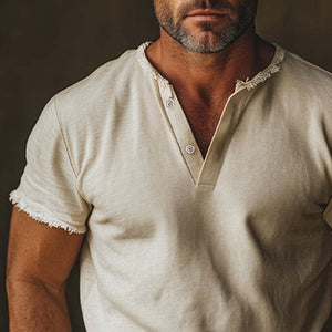 Camiseta cómoda de verano color caqui claro con cuello en V y bordes sin rematar para hombre