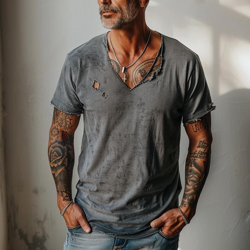 Herren-T-Shirt im Used-Look mit zerrissenen Kanten und V-Ausschnitt, kurzärmelig