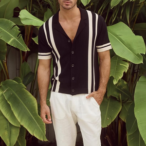 Polo de manga corta de punto a rayas con solapa con muesca y botonadura sencilla para hombre