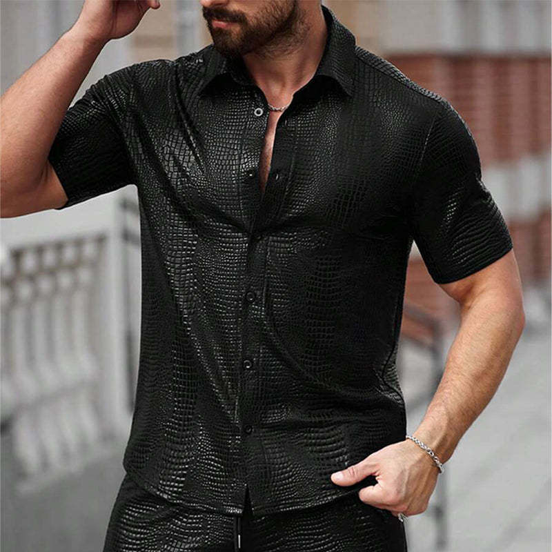 Zweiteiliges Herren-Set aus strukturierten Kurzarm-Shorts aus Leder