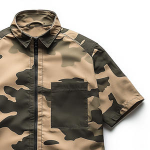 Camisa de manga corta con solapa y cremallera con estampado de camuflaje informal retro para hombre