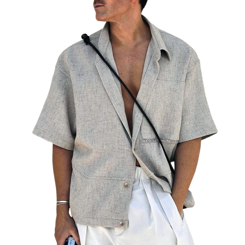 Camisa de manga corta con solapa lisa y botonadura sencilla para hombre
