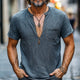 Lässiges, hautfreundliches T-Shirt mit halbem Reißverschluss im Distressed-Look für Herren