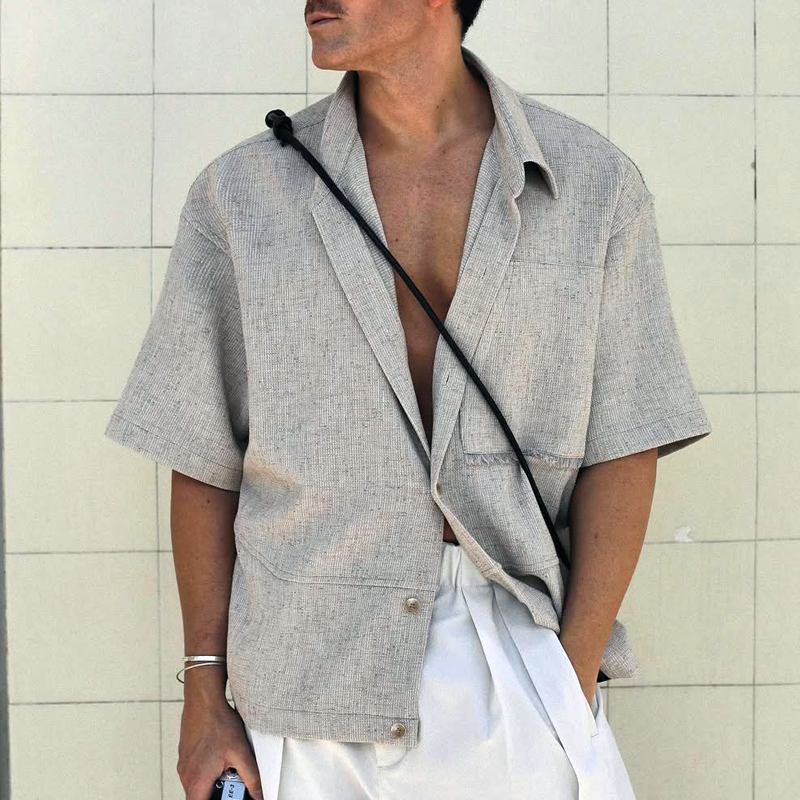 Camisa de manga corta con solapa lisa y botonadura sencilla para hombre