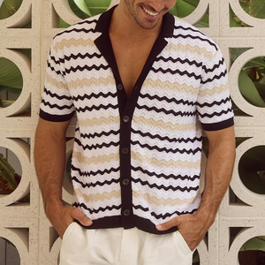 Herren-Poloshirt mit Wellenmuster und einreihigem Revers, kurzärmelig