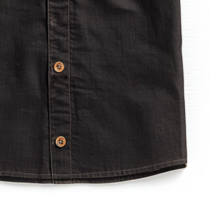 Camisa de manga corta con solapa y botones con estampado de camuflaje informal retro para hombre