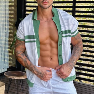 Polo de manga corta de punto a rayas con solapa con muesca y botonadura sencilla para hombre