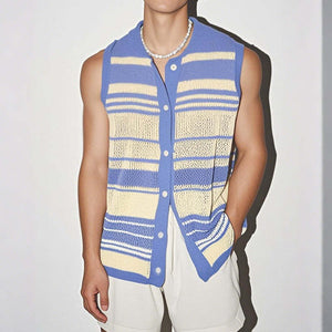 Camisa informal de punto sin mangas con cuello redondo, rayas de colores contrastantes y botonadura sencilla para hombre