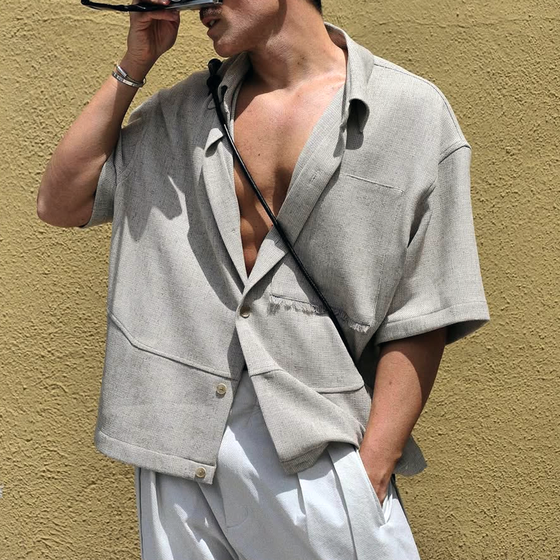 Camisa de manga corta con solapa lisa y botonadura sencilla para hombre