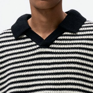 Camiseta informal de manga corta de punto holgado con solapa de jacquard y rayas de colores contrastantes para hombre