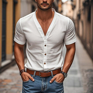 Camisa informal de algodón con cuello en V, botonadura sencilla y corte entallado para hombre.
