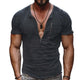 Lässiges Herren-T-Shirt aus gewaschener Baumwolle mit aufgesetzter Tasche und Reißverschluss am Hals